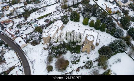 Das Bild vom 12. Dezember zeigt das Dorf Swaffham Prior in Cambridgeshire, das am Montagmorgen mit Schnee bedeckt war. Das Met-Büro hat Gelb ausgestellt Stockfoto