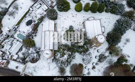 Das Bild vom 12. Dezember zeigt das Dorf Swaffham Prior in Cambridgeshire, das am Montagmorgen mit Schnee bedeckt war. Das Met-Büro hat Gelb ausgestellt Stockfoto