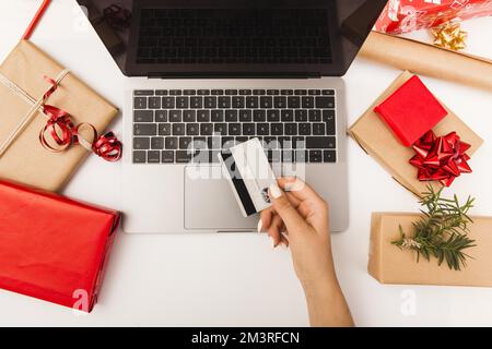 Frau kauft weihnachtsgeschenke online mit Geschenktisch. Auflösung und hochwertige Fotos Stockfoto