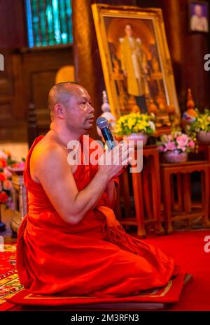 Ein thailändischer buddhistischer Mönch nimmt an einer Gebetssitzung Teil, um die thailändische Prinzessin Bajrakitiyabha für ihre Genesung im Tempel Wat Phan Tao in Chiang Mai zu segnen. Thailands oberster buddhistischer Patriarch wies die thailändischen Mönche im Königreich und im Ausland an, Gebete zu halten, um Prinzessin Bajrakitiyabha zu segnen. Die thailändische Prinzessin wurde ins King ChulMediterrankorn Memorial Hospital aufgenommen, nachdem sie am Abend des 14. Dezember 2022 aufgrund von Herzbeschwerden bewusstlos wurde, kündigte das Bureau of the Royal Household am 15. Dezember 2022 an. (Foto: Pongmanat Tasiri/SOPA Images/Sipa USA) Stockfoto