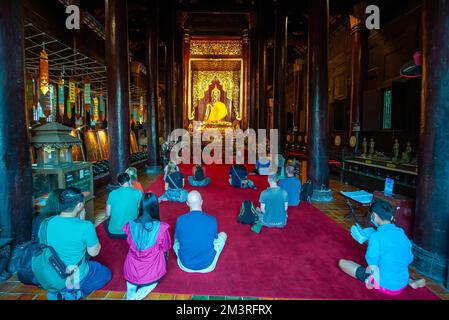 Thailändische buddhistische Mönche mit Wohlhabenden und ausländischen Touristen nehmen an einer Gebetssitzung Teil, um die thailändische Prinzessin Bajrakitiyabha für ihre Genesung im Wat Phan Tao Tempel in Chiang Mai zu segnen. Thailands oberster buddhistischer Patriarch wies die thailändischen Mönche im Königreich und im Ausland an, Gebete zu halten, um Prinzessin Bajrakitiyabha zu segnen. Die thailändische Prinzessin wurde ins King ChulMediterrankorn Memorial Hospital aufgenommen, nachdem sie am Abend des 14. Dezember 2022 aufgrund von Herzbeschwerden bewusstlos wurde, kündigte das Bureau of the Royal Household am 15. Dezember 2022 an. (Foto: Pongmanat Tasiri/SOPA Images/Sipa USA) Stockfoto