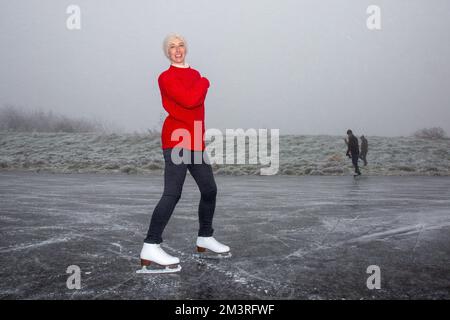 Das Bild vom 11. Dezember zeigt Hannah Straughan, wie sie auf den gefrorenen Cambridgeshire Fens in der Nähe von Ely an einem nebeligen Sonntagmorgen als Eiskunstlauf trainiert Stockfoto