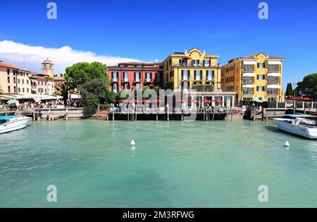 Sirmione, Italien - 10. September 2022: Besichtigung der Stadt Sirmione am Gardasee an einem sonnigen Nachmittag. Stockfoto