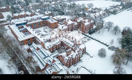 Das Bild vom 12. Dezember zeigt das Newnham College in Cambridge am Montagmorgen nach Schneefall. Die historischen Gebäude der Cambridge University Lo Stockfoto