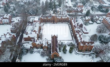 Das Bild vom 12. Dezember zeigt das Selwyn College in Cambridge am Montagmorgen nach nächtlichen Schneefällen. Das historische Cambridge University Building Stockfoto