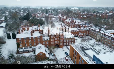 Das Bild vom 12. Dezember zeigt das Newnham College in Cambridge am Montagmorgen nach Schneefall. Die historischen Gebäude der Cambridge University l Stockfoto