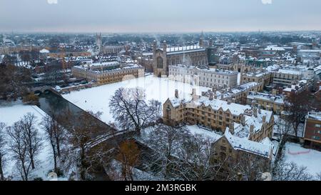 Das Bild vom 12. Dezember zeigt die King's College Chapel in Cambridge am Montagmorgen nach nächtlicher Schneefallfahrt. Das historische Gebäude der Cambridge University Stockfoto