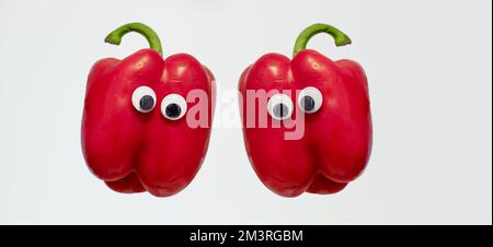 Zwei rote Paprika mit Gänsehaut, isoliert auf weißem Hintergrund Stockfoto