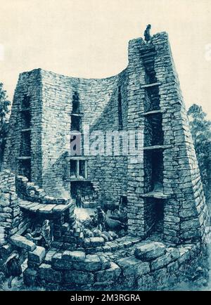 Einzigartig in prähistorischen Hügeln: Eine schottische Brosche. Ausstellung der Galerien mit Wandgemälden: Eine Sektionszeichnung einer typischen Brosche, eine Art dächerlose keltische Festung aus der Eisenzeit, die aus Steinen ohne Mörtel gebaut wurde. Die Brosche ist hier in Abschnitt dargestellt, wobei die Hälfte grafisch weggeschnitten wird, um die Konstruktion der Wände zu zeigen. Stockfoto