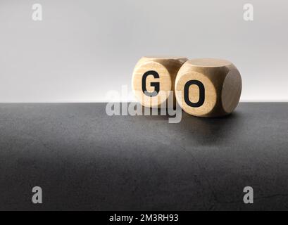 „Go“-Text aus Holzwürfel Stockfoto