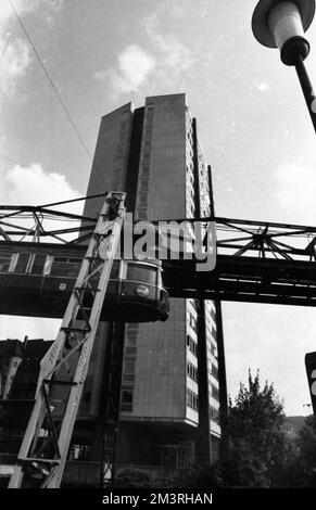 Die Stadt Wuppertal, die hier 1966 gezeigt wurde, war schon immer ein lohnendes Ausflugsziel, Deutschland Stockfoto