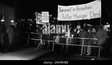 Mehrere hundert Studenten der Universität Düsseldorf versammelten sich 1971 vor dem Hilton Hotel, um gegen ein Bankett zu protestieren, angesichts des Hungers Stockfoto