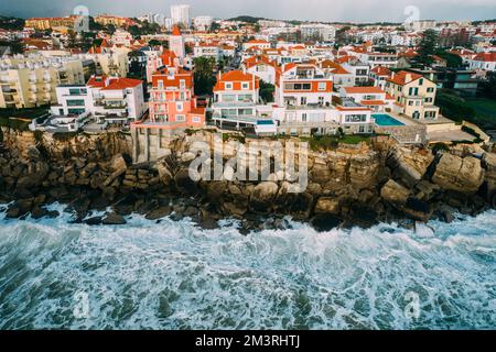 Draufsicht auf luxuriöse Villen in Sao Pedro do Estoril in Lissabon, Portugal Stockfoto