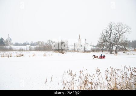 Fahren Sie mit dem Schlitten durch die Straßen der Stadt Suzdal Stockfoto