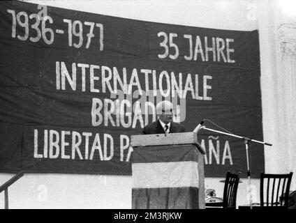 Kommunisten und Linke gedenken am 6./11/1971 in Wuppertal dem 35. Jahrestag der Internationalen Brigaden im Spanischen Bürgerkrieg von 1936 Stockfoto