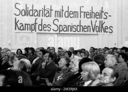 Kommunisten und Linke gedenken am 6./11/1971 in Wuppertal dem 35. Jahrestag der Internationalen Brigaden im Spanischen Bürgerkrieg von 1936 Stockfoto