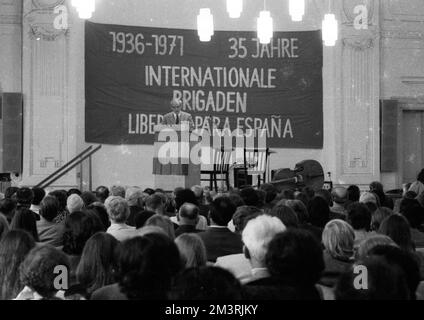 Kommunisten und Linke gedenken am 6./11/1971 in Wuppertal dem 35. Jahrestag der Internationalen Brigaden im Spanischen Bürgerkrieg von 1936 Stockfoto