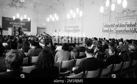 Kommunisten und Linke gedenken am 6./11/1971 in Wuppertal dem 35. Jahrestag der Internationalen Brigaden im Spanischen Bürgerkrieg von 1936 Stockfoto