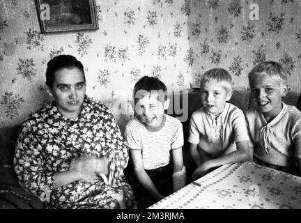 Diese Mieter in Wuppertal, hier am 15. September 1971, sollten ihren sozialen Wohnraum kaufen. Der Vermieter hatte offensichtlich übersehen, dass Stockfoto