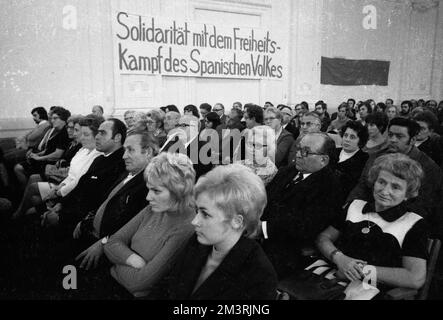 Kommunisten und Linke gedenken am 6./11/1971 in Wuppertal dem 35. Jahrestag der Internationalen Brigaden im Spanischen Bürgerkrieg von 1936 Stockfoto