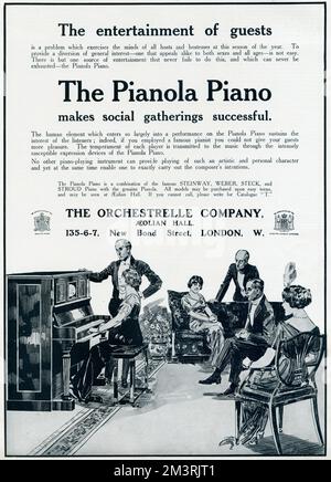 Geselliges Treffen um das Pianola Piano, Vorkriegsdamen und -Herren in ihrer Abendkleidung, die vom Klavier unterhalten werden. Datum: 1913 Stockfoto