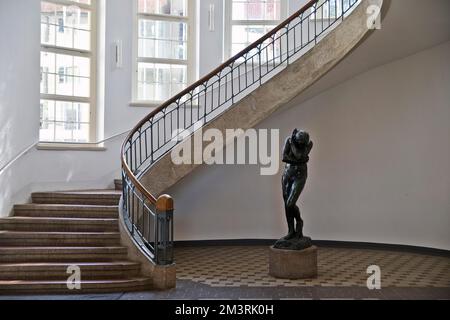 Foyer mit frei schwingender Jugendstiltreppe und Auguste Rodins Eva, Bauhaus-Universität Weimar, UNESCO-Weltkulturerbe, Thüringen, Deutschland Stockfoto