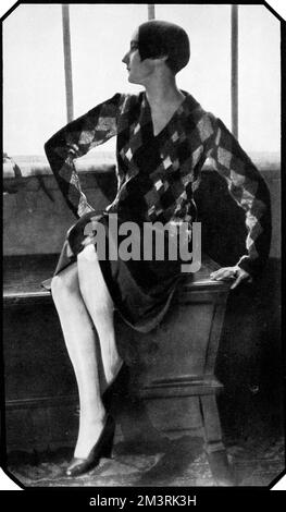 "Ein schickes Sportkostüm aus dem Zentrum der femininen Mode", vermutlich Paris. Ein hochmodernes Outfit, das in einem Artikel auf der Sphäre zu den drastischen Veränderungen in der Damenmode während der 1920er Jahre vorgestellt wurde. 1927 Stockfoto