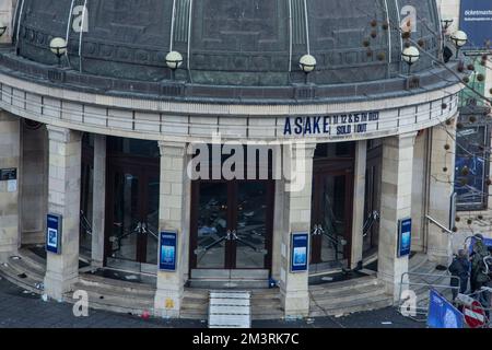 London, Großbritannien. 16.. Dezember 2022. Polizeiforensische Ermittler außerhalb der Brixton Akademie gesehen, nach einer Menschenmenge während eines Asake-Konzerts in Brixton. Die Brixton Academy organisierte am Donnerstagabend ein Musikkonzert, bei dem Konzert, geriet die Menge außer Kontrolle der Behörden und führte zu einer Menschenmenge. Insgesamt wurden 8 Personen verletzt und in ein Krankenhaus gebracht, von denen 4 in einem kritischen Zustand sind. Kredit: SOPA Images Limited/Alamy Live News Stockfoto