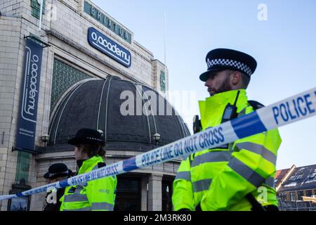 London, Großbritannien. 16.. Dezember 2022. Polizeiforensische Ermittler außerhalb der Brixton Akademie gesehen, nach einer Menschenmenge während eines Asake-Konzerts in Brixton. Die Brixton Academy organisierte am Donnerstagabend ein Musikkonzert, bei dem Konzert, geriet die Menge außer Kontrolle der Behörden und führte zu einer Menschenmenge. Insgesamt wurden 8 Personen verletzt und in ein Krankenhaus gebracht, von denen 4 in einem kritischen Zustand sind. Kredit: SOPA Images Limited/Alamy Live News Stockfoto