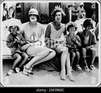 Von links nach rechts: Patricia Mountbatten (1924- ), Lady Edwina Mountbatten, n&#x9960;Ashley (1901-1960), Mrs Richard Norton, Miss Sarah Norton und John Norton in Deauville, Normandy. 1928 Stockfoto