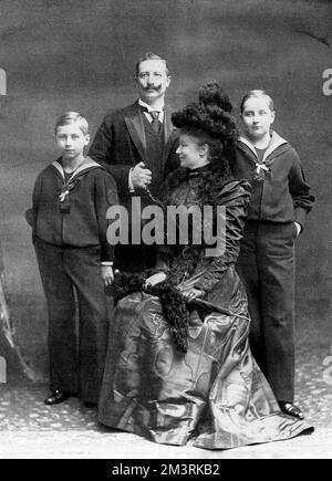 Kaiser Wilhelm II., seine Frau Kaiserin Augusta und zwei seiner sechs Söhne, Prinz Oskar links (1888 - 1958) und Prinz August Wilhelm (1887 - 1949). 1900 Stockfoto