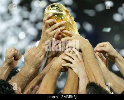 Berlin, Deutschland. 10.. Juli 2006. firo Fußball : 09.07.2006 international, Nationalmannschaft, Weltmeisterschaft 2006, Weltmeisterschaft 2006 Deutschland Finale FIFA Weltmeisterschaft Italien - Frankreich ITA - FRA Italien ist Weltmeister 2006 nVuE Hands on the Cup Feature im Allgemeinen Copyright von firo Sportfoto: Pfefferackerstr. 2A 45894 Gelsenkirchen www.firosportphoto.de mail@firosportphoto.de (Volksbank Bochum-Witten) BLZ.: 430 601 29 Kt. Nr.: 341 117 100 Tel.: 0209 - 9304402 Fax: 0209 - 9304443 Kredit: dpa/Alamy Live News Stockfoto