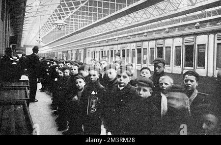 Zweihundertfünfzig Jungen und Mädchen aus Dr. Barnardos Haus in Riverside Station, Liverpool auf dem Weg nach Kanada. So viele Kinder von Barnardo sind nach Kanada ausgewandert, dass heute jeder elfte Kanadier seine Vorfahren bis zu Barnardo zurückverfolgen kann. Datum: 1903 Stockfoto