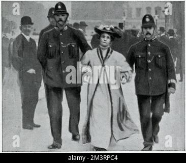 Emmeline Pankhurst eine Suffragette, auf dem Weg zur Cannon Row, nachdem sie Inspektor Jarvis ins Gesicht geschlagen hat. 1909 Stockfoto