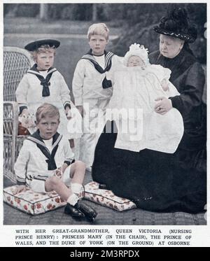 Königin Victoria mit ihren vier Urenkelkindern, die im Osborne House aufgenommen wurden, die älteste steht neben Victoria, Prince David, Future Edward VIII für ein Jahr im Jahr 1936 und dann Herzog von Windsor (1894 - 1972). Prinz Albert, der Herzog von York, bekannt als „Bertie“, später George VI. (1895-1952). Auf einem Korbstuhl sitzen Prinzessin Mary, Prinzessin Royal und Gräfin von Harewood (1897 - 1965). Das Baby wurde von Königin Victoria, Prinz Henry, Herzog von Gloucester (1900 - 1974) gehalten. Datum: August 1900 Stockfoto