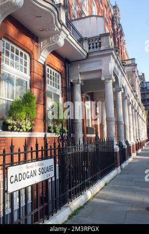 Cadogan Square Street Name on a Fence, Knightsbridge, London SW1 UK Stockfoto