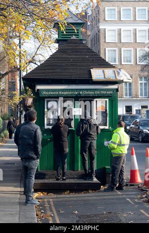 Schlange der schwarzen Taxifahrer der Hauptstadt für Erfrischungen vor einem der historischen Cabmen's Shelters in Grosvenor Gardens, London SW1 Stockfoto