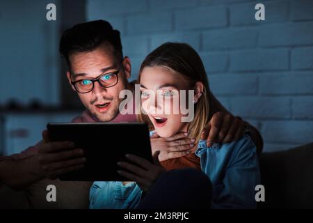 Couple Movie Night tc Laptop Tablet liebt es, Unterhaltung zu sehen Stockfoto