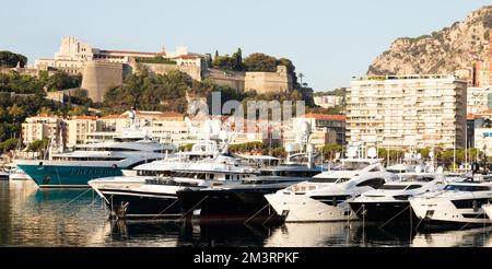 Monte Carlo, Monaco - 2022. August: Port Hercule mit Luxusyachten, Booten und malerischer Skyline Stockfoto