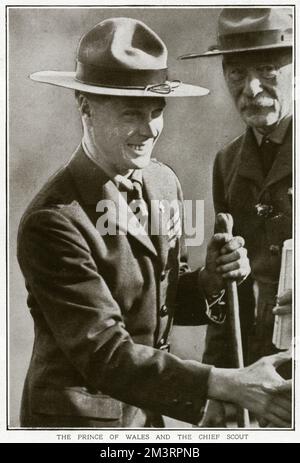 Prinz von Wales, später Edward VIII, bis zur Abdankung im selben Jahr 1936 und bekannt als Herzog von Windsor (1894 - 1972), fotografiert mit Sir Robert Baden-Powell (1857 - 1941), Gründer von Pfadfindern und den Girl Guides. 1922 Stockfoto
