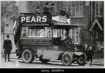 Die London General Omnibus Company setzt einen neuen Omnibus auf den neuesten Stand. Datum: 1905 Stockfoto