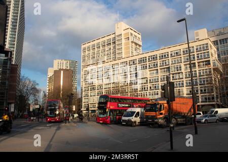 Apartmentblock mit Metro Central Heights, Newington Causeway, Elephant und Castle, London SE1 Stockfoto