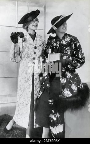 Frauen tragen Mäntel mit Blumenmuster 1937 Stockfoto