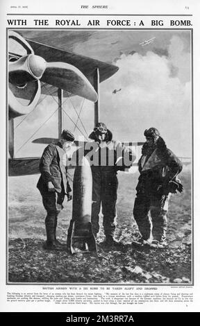 Britische Flieger mit einer großen Bombe, 1918 Stockfoto