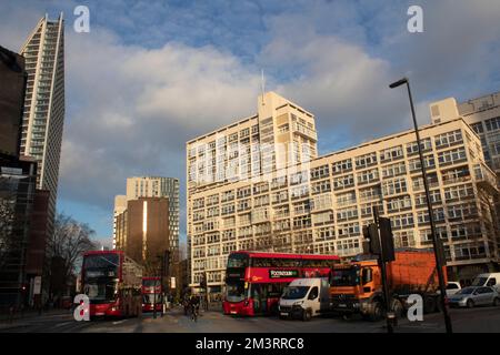 Apartmentblock mit Metro Central Heights, Newington Causeway, Elephant und Castle, London SE1 Stockfoto