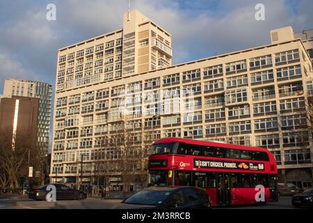 Apartmentblock mit Metro Central Heights, Newington Causeway, Elephant und Castle, London SE1 Stockfoto