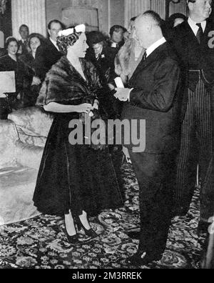 Prinzessin Margaret spricht mit Christian Dior nach einer Show seiner Winterkollektion im Blenheim Palace in Oxfordshire. Margaret war ein großer Fan des französischen Designers und trug viele seiner Kleider. Datum: 1954 Stockfoto