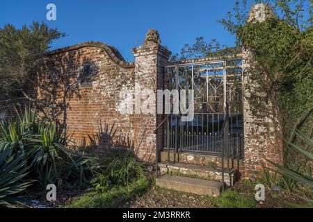Eindrucksvolles altes englisches, ummauertes Gartentor Stockfoto
