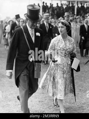 Prinzessin Margaret beim Epsom Derby, spaziert mit anderen Mitgliedern der königlichen Familie. Datum: 1955 Stockfoto