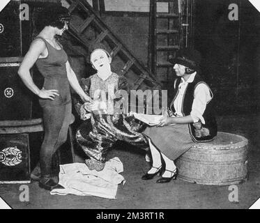 Dame Laura Knight, DBE (1877 - 1970) - Englische Malerin, die Bronette und Gonzalis skizziert, die weibliche Luftwaffe des Olympia-Zirkus. Die erste Frau, die seit ihrer Gründung in die Royal Academy gewählt wurde, waren Ritters Gemälde hinter den Kulissen des Balletts und des Zirkus eines ihrer besten Werke. 1928 Stockfoto